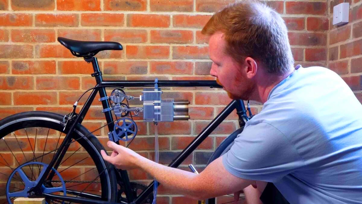 Il fabrique un vélo équipé d’un moteur vieux de 200 ans, sans carburant ni batterie