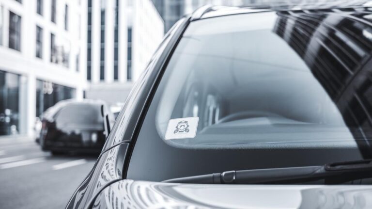 Un simple autocollant pare-brise déclenche la clause d’usage professionnel chez plusieurs assureurs