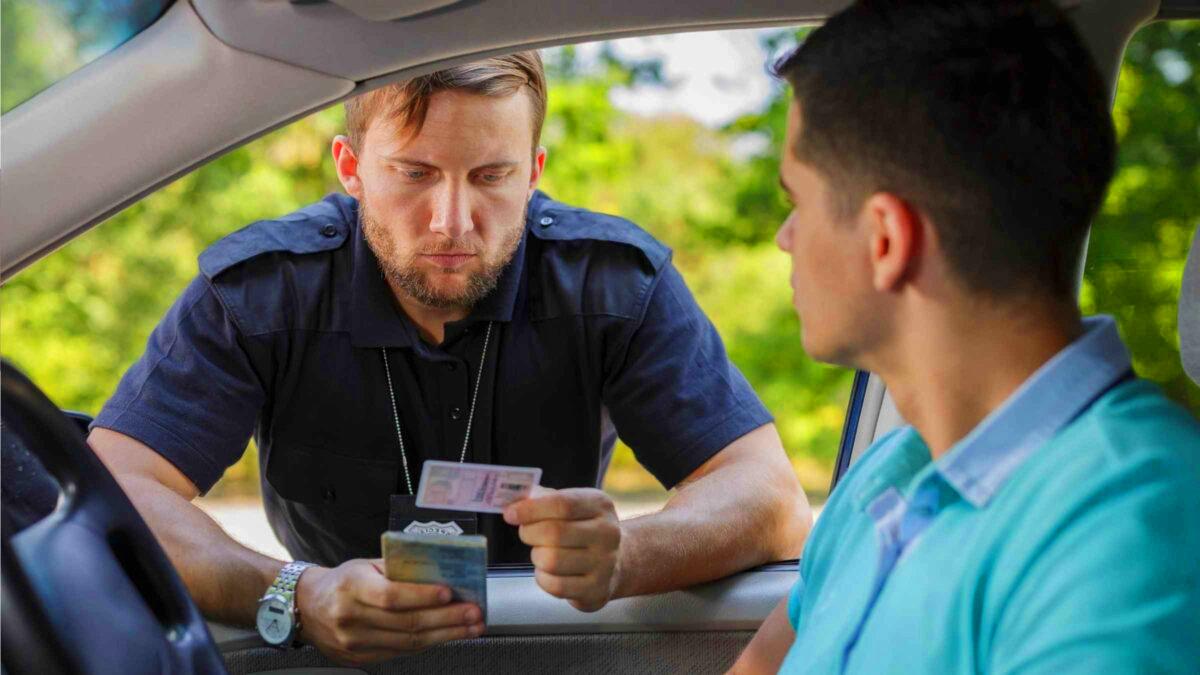 Cette chose que tout le monde fait au volant coûte pourtant 135€ et 3 points en moins sur le permis de conduire