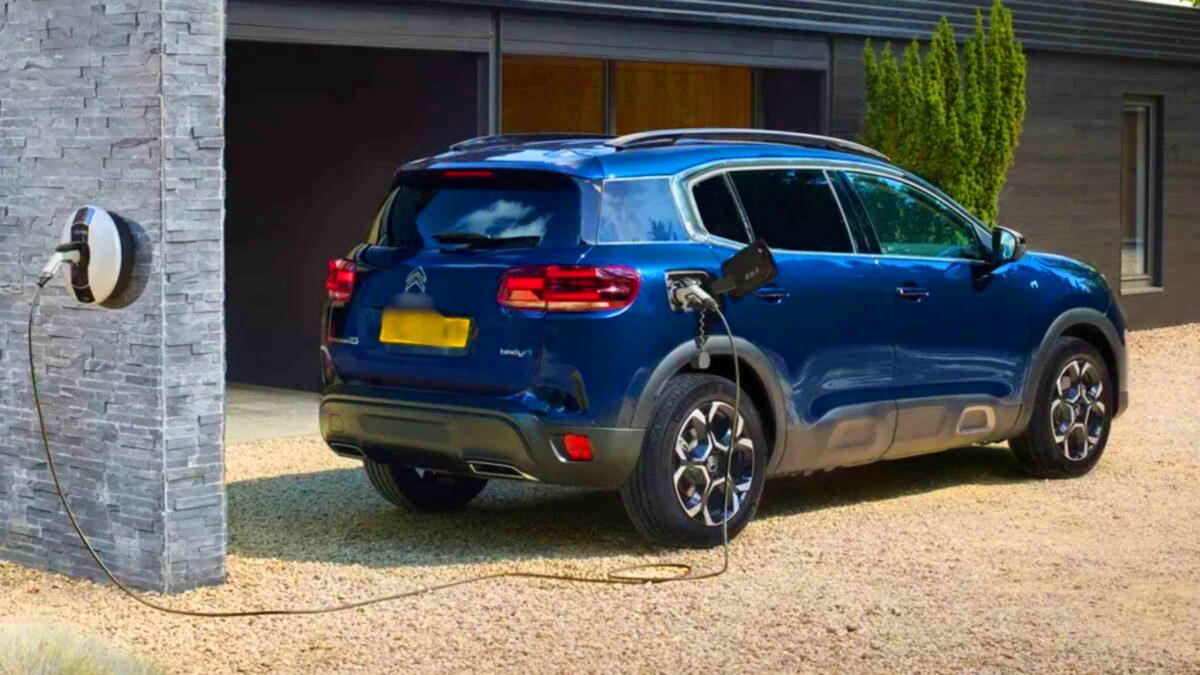 Non les voitures hybrides ne sont pas mieux, voici ce que cachent tous les constructeurs pour finir d’écouler leur stock de véhicule à batterie